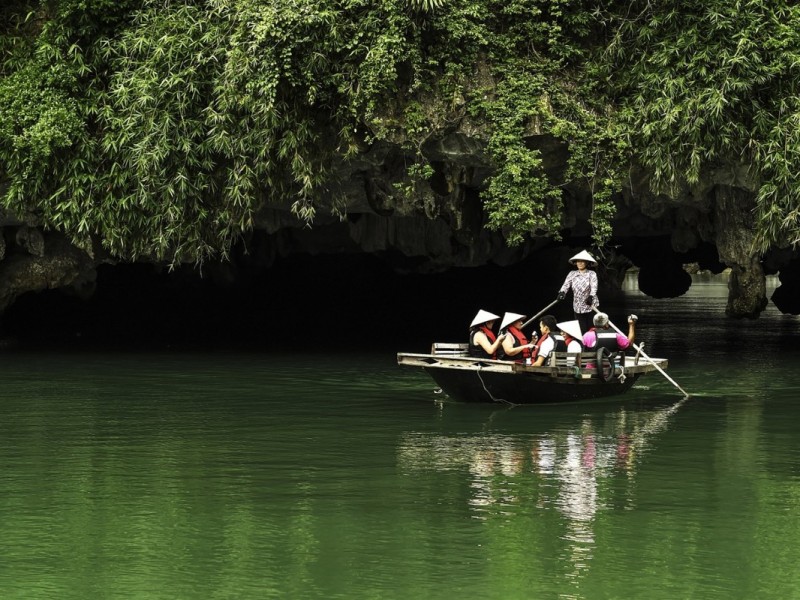 bamboo-boat-tour-dark-light-cave