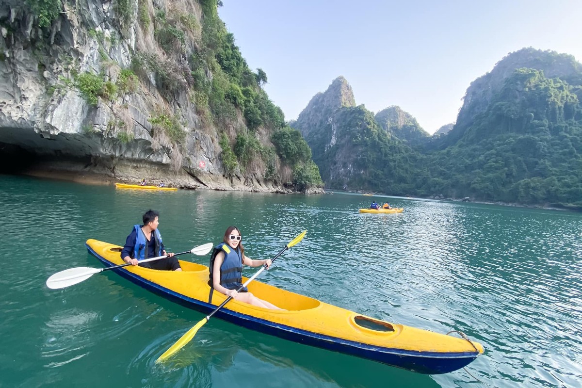 Scenic kayaking adventure in Tung Sau