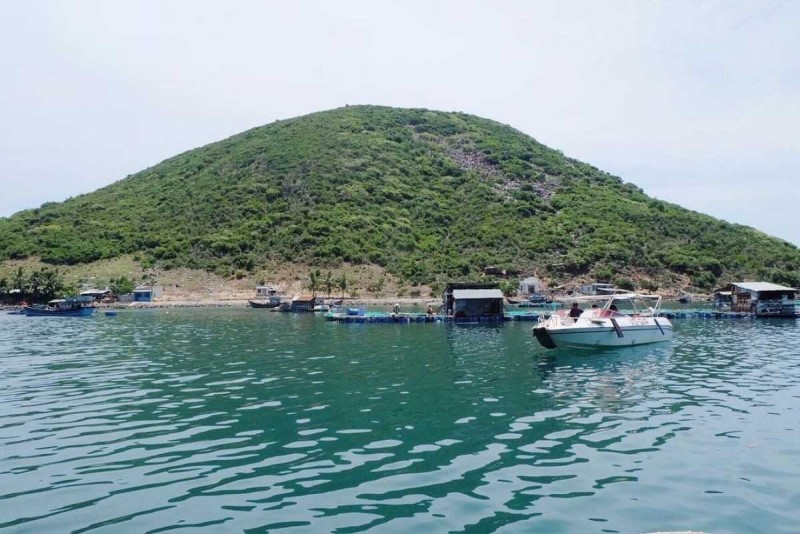 Mun Island Boat Cruise and Coastal Landscape View of Mun Island coastline with boats anchored and lush greenery on the hillside