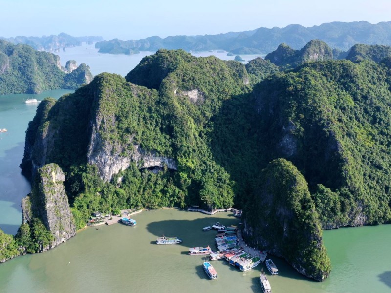 ĐCảnh Sắc Đảo Bồ Hòn, Vịnh Hạ Long Đảo Bồ Hòn với các khối núi đá vôi hùng vĩ, bao quanh bởi nước biển xanh trong tại Vịnh Hạ Long.