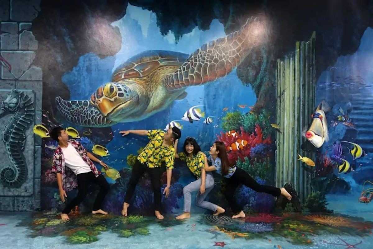 3D Museum Art in Paradise Da Nang aqua zone sea turtle mural 3D Museum Art in Paradise Da Nang features friends interacting with a vivid sea turtle and marine life mural in the popular aqua zone.