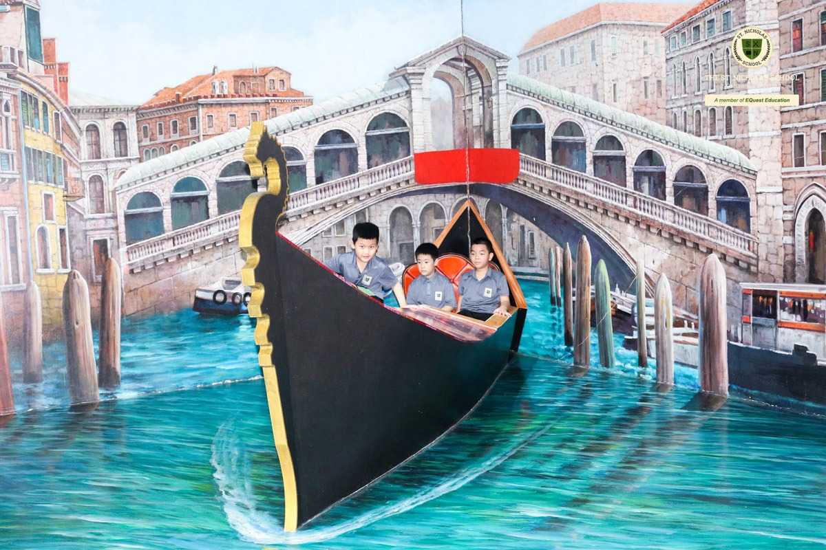 3D Museum Art in Paradise Da Nang gondola ride Venice mural 3D Museum Art in Paradise Da Nang presents a Venetian gondola mural where children can pose as if traveling through Venice’s canals.