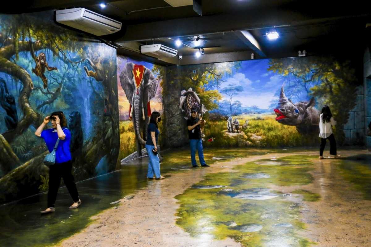 3D Museum Art in Paradise Da Nang wildlife safari zone immersive art 3D Museum Art in Paradise Da Nang features visitors exploring a wildlife-themed 3D mural with elephants, rhinos, and jungle animals in the safari zone.