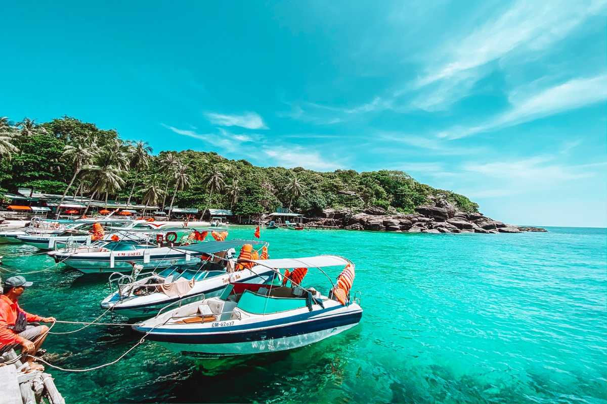 Turquoise waters and beaches in An Thoi Archipelago Turquoise waters and sandy beaches in An Thoi Archipelago surrounded by lush green hills