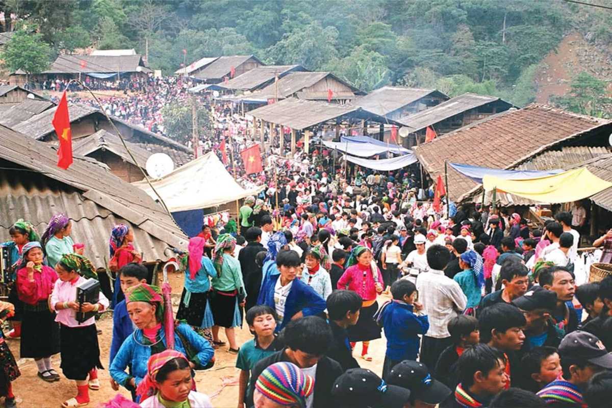 Bac Ha Market Sapa traditional market overview and ethnic crowds Bac Ha Market overview with large crowds of ethnic minorities, rustic wooden stalls, and lively trading atmosphere
