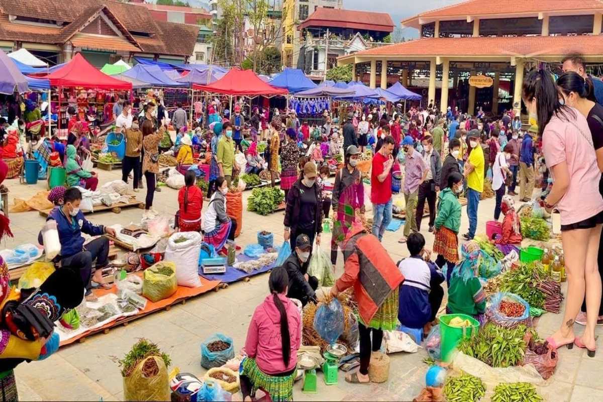 Bac Ha Market Sapa weekend trading and ethnic gathering Bac Ha Market weekend trading scene with ethnic minorities, produce baskets, and busy social atmosphere