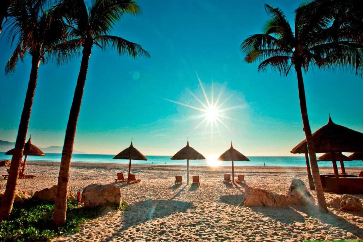 Beautiful View of Long Beach Phu Quoc The clear turquoise waters and sandy shores of Long Beach (Bãi Dài) in Phu Quoc.
