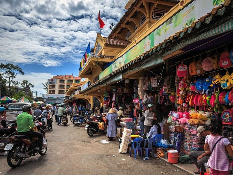 Exterior view of Binh Tay Market in Chinatown Saigon, showcasing a busy shopping area with local products.