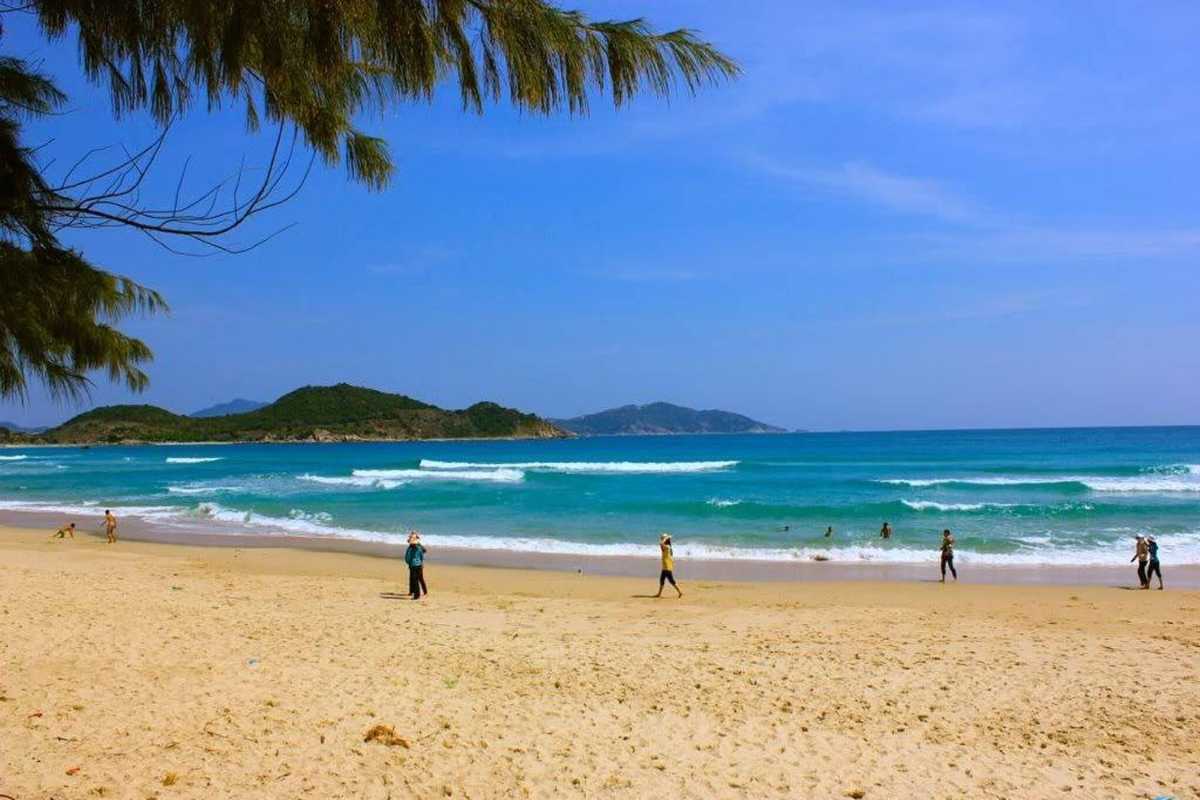 Coastal Road Along Binh Tien Beach, Ninh Thuận Coastal road lined with rocky cliffs and scenic views near Binh Tien Beach, Ninh Thuận