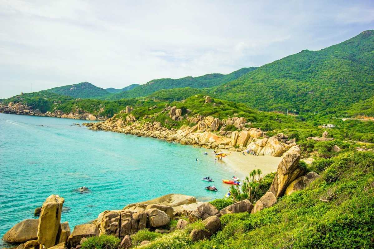 Rocky Shoreline at Binh Tien Beach, Ninh Thuận Rocky shoreline and crystal-clear waters at Binh Tien Beach, Ninh Thuận