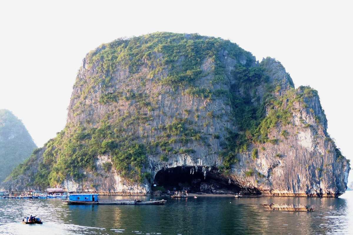 Bo Nau Cave Halong Bay cave entrance and surrounding landscape The entrance to Bo Nau Cave in Halong Bay, surrounded by pristine natural landscapes and limestone cliffs.