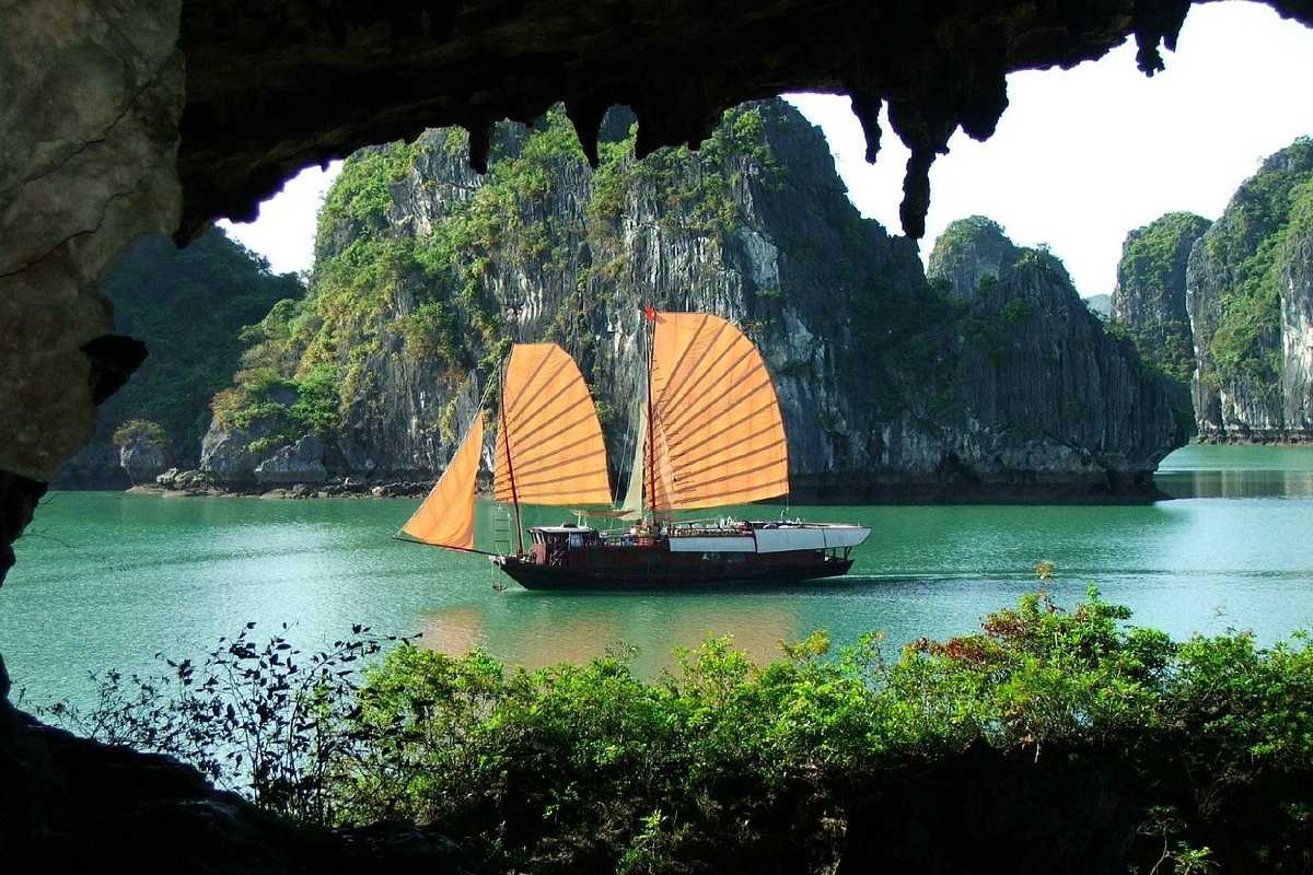 Bo Nau Cave Halong Bay view with crystal-clear waters A stunning view of Bo Nau Cave Halong Bay, showcasing crystal-clear waters surrounded by limestone karsts.