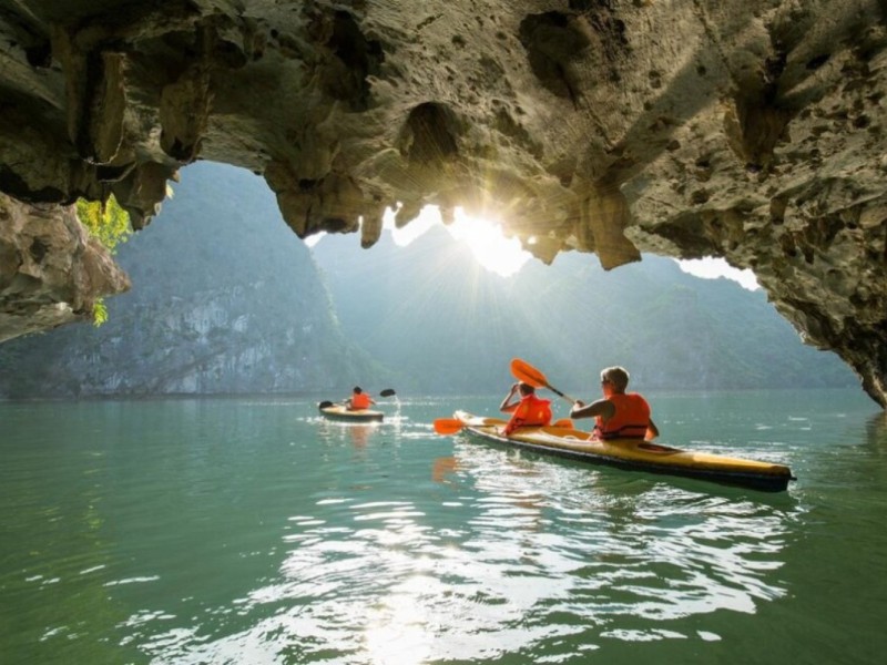 Chèo Kayak Hang Trình Nữ vào Bình Minh Chèo kayak trong Hang Trình Nữ với cảnh đá vôi tuyệt đẹp.