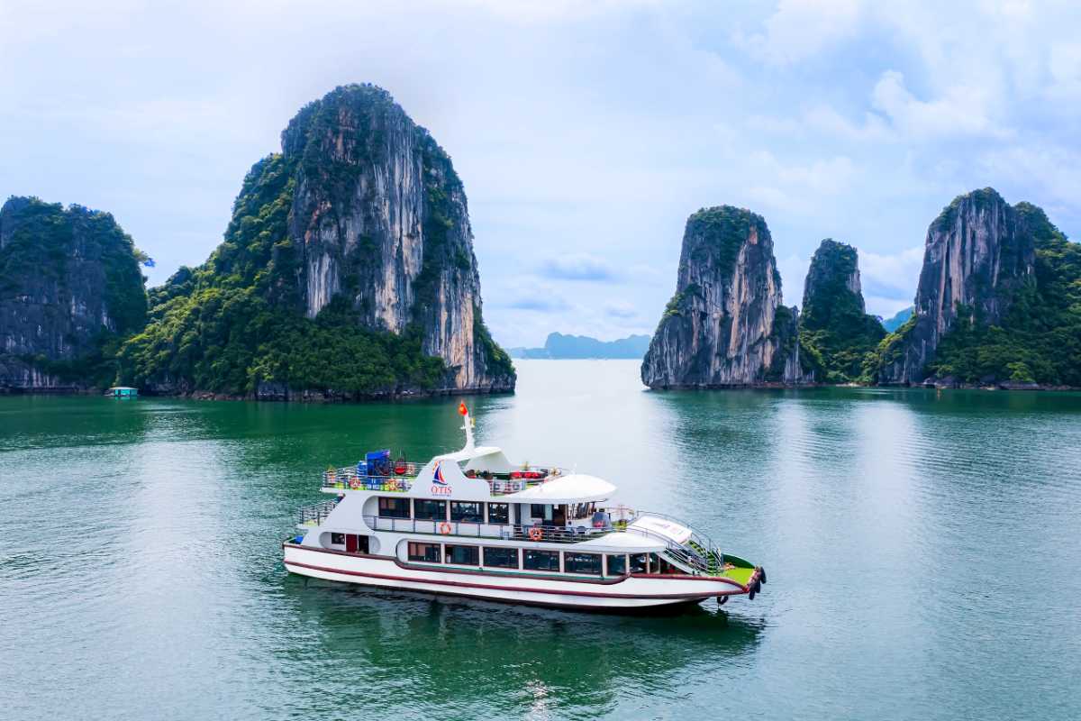 Cho Da Islet Halong Bay sunset glow and limestone cliffs Sunset glow illuminating Cho Da Islet Halong Bay limestone cliffs and waters with vibrant colors and calm ambiance.