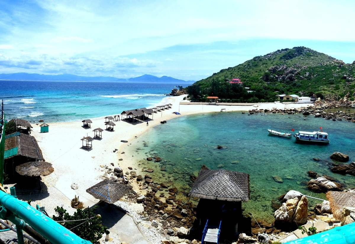Clear waters and coral reefs near Hon Noi Islands Clear waters with visible coral reefs near Hon Noi Islands in Nha Trang