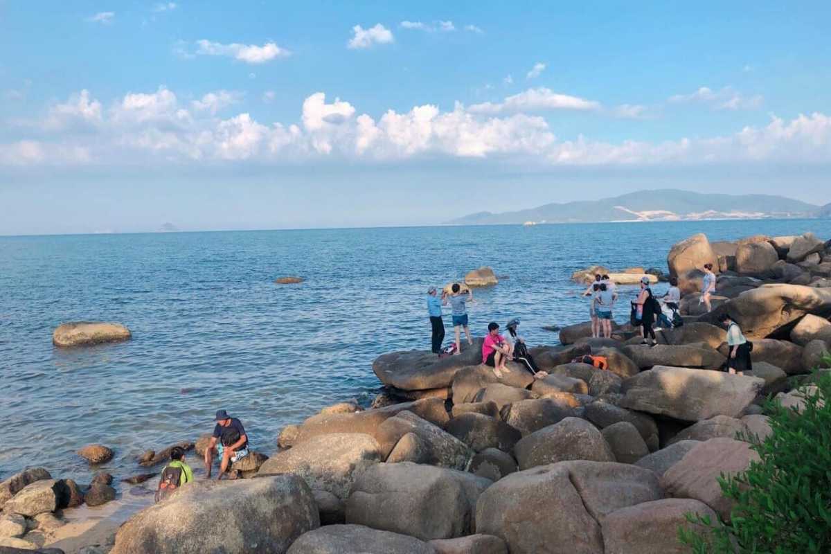 Clear waters and granite rocks at Hon Chong Promontory Clear blue waters surrounding granite rocks at Hon Chong Promontory in Nha Trang