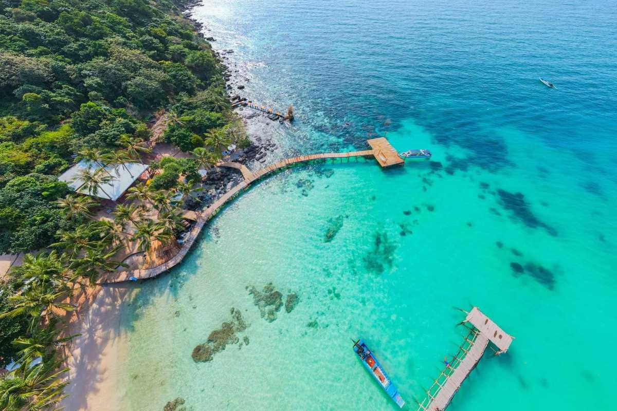 Clear Waters and Rocky Shoreline at May Rut Trong Clear turquoise waters meeting rocky shoreline at May Rut Trong Island in Phu Quoc