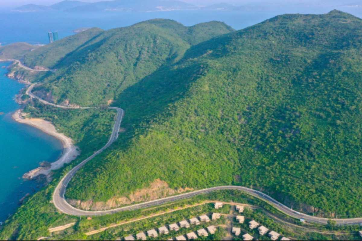 Coastal Road to Vĩnh Lương Curving road winding through green hills along the coastline north of Nha Trang, leading toward Vĩnh Lương.