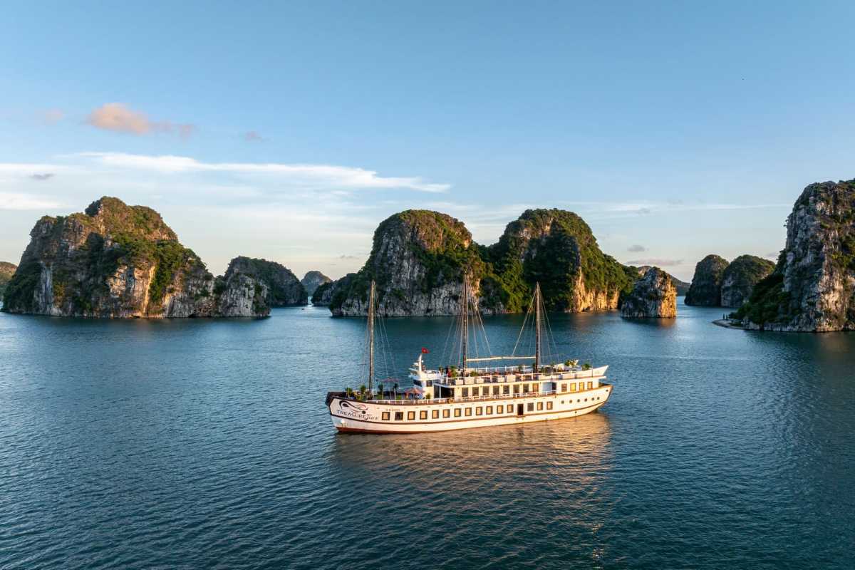 Cong Do Island Bai Tu Long Bay scenic bay with cruising boats Scenic bay at Cong Do Island Bai Tu Long Bay dotted with various boats cruising in emerald waters