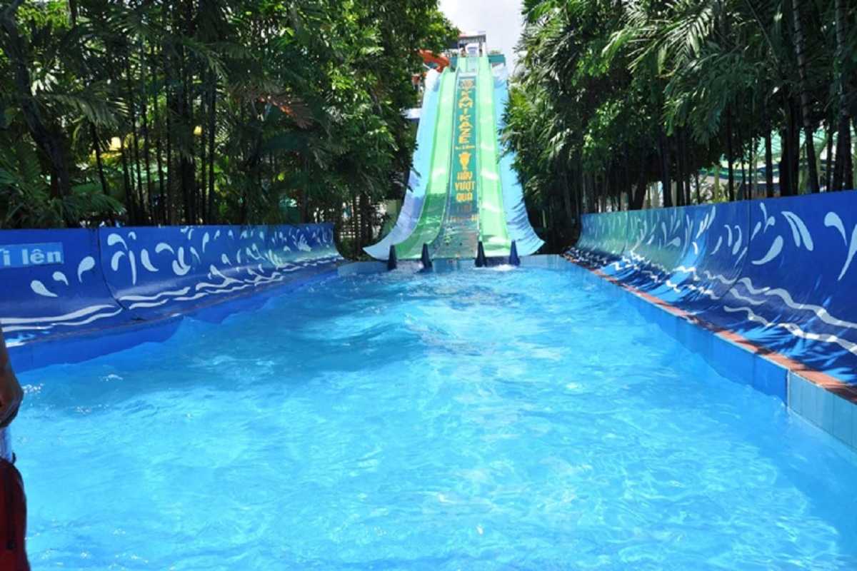 Wide View of Kids’ Water Play Area with Slides Colorful large children’s water play zone with slides, spray features, and many kids at Dam Sen Water Park
