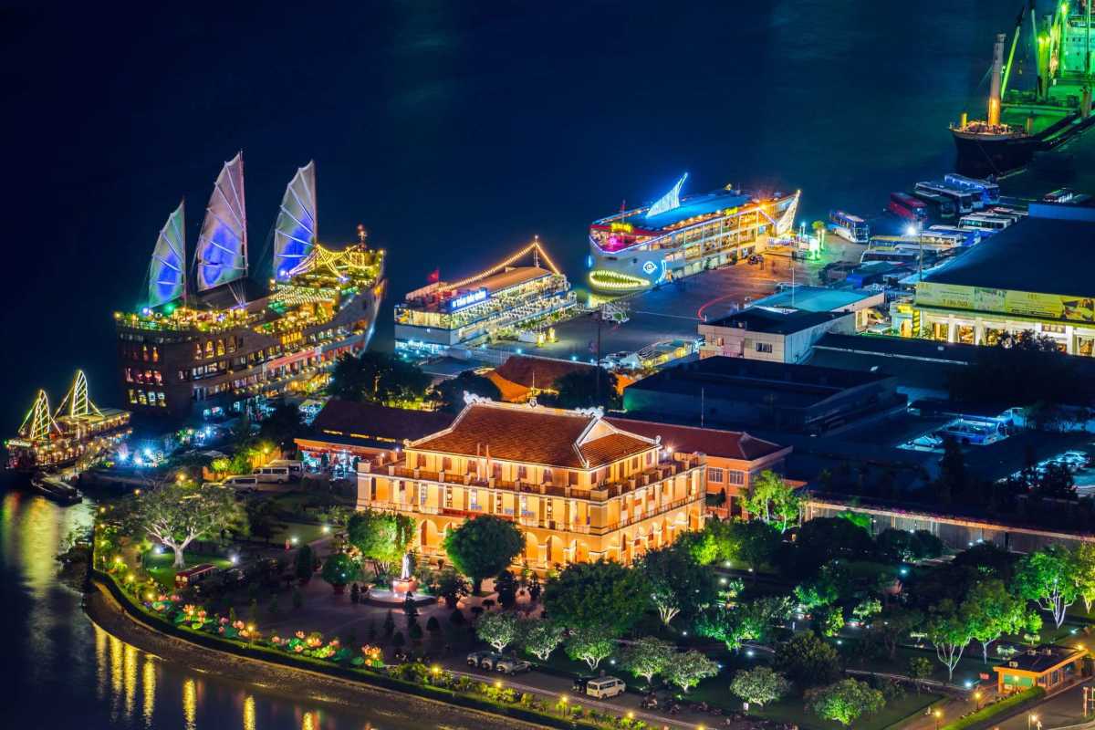 Night View of Dam Sen Water Park with Illuminated Boats Nighttime view of Dam Sen Water Park showing brightly lit boats and glowing park buildings
