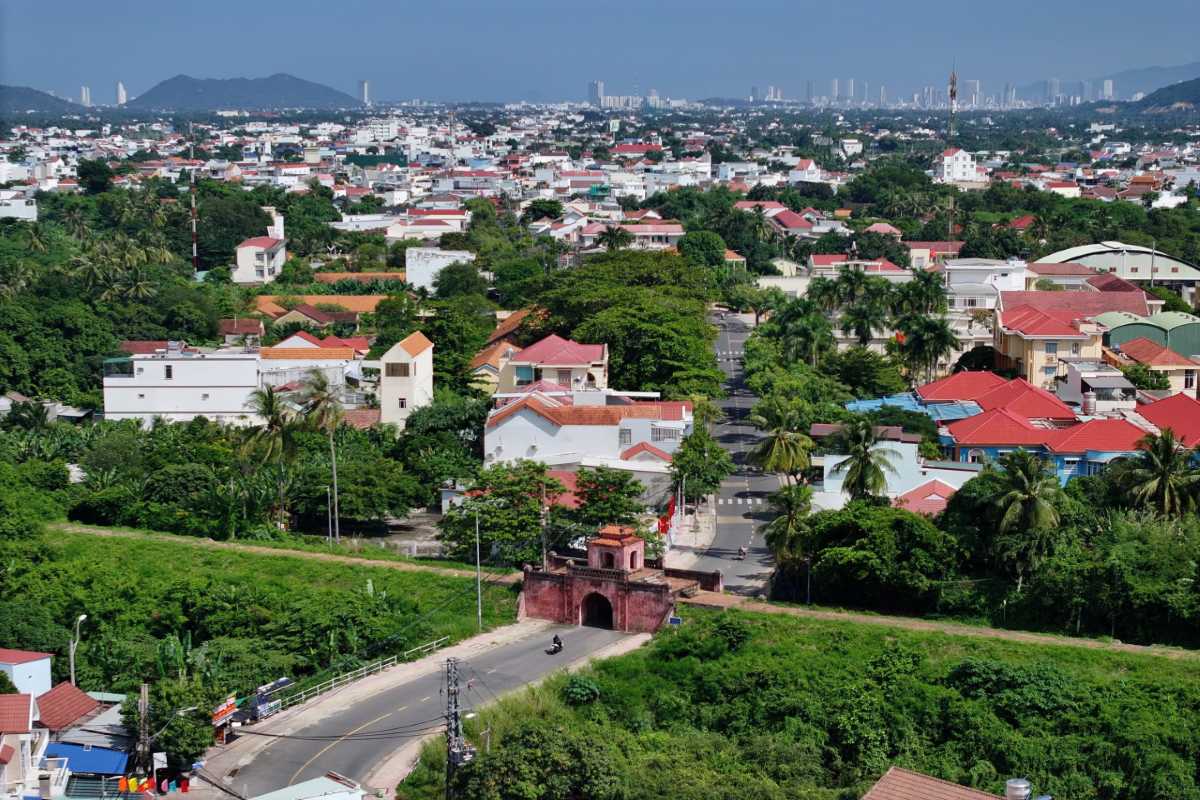 A panoramic view of Diên Điền showing urban houses, lush greenery, and distant mountains in Nha Trang.