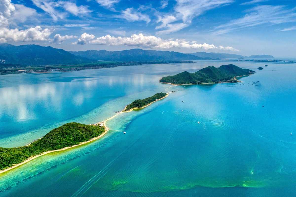 Diep Son Island Sandbar Connecting Islands with Clear Waters Diep Son Island’s famous sandbar connecting islands, visible above turquoise clear waters