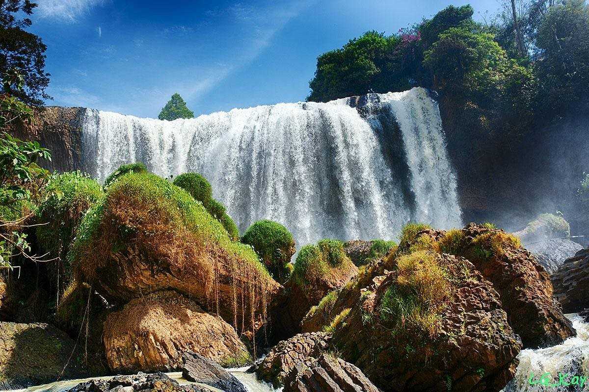 Elephant Waterfall Amidst Natural Rock Formations Elephant Waterfall flowing over natural rock formations, set amidst lush greenery in Da Lat.