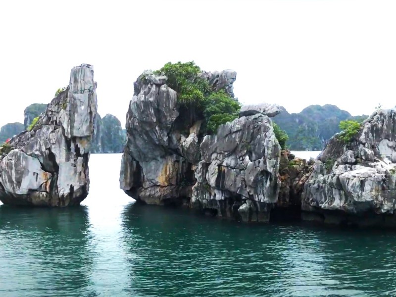 Hòn Trống Mái - Hạ Long Hai khối đá lớn hình gà trống và yên trên mặt nước xanh tại Vịnh Hạ Long