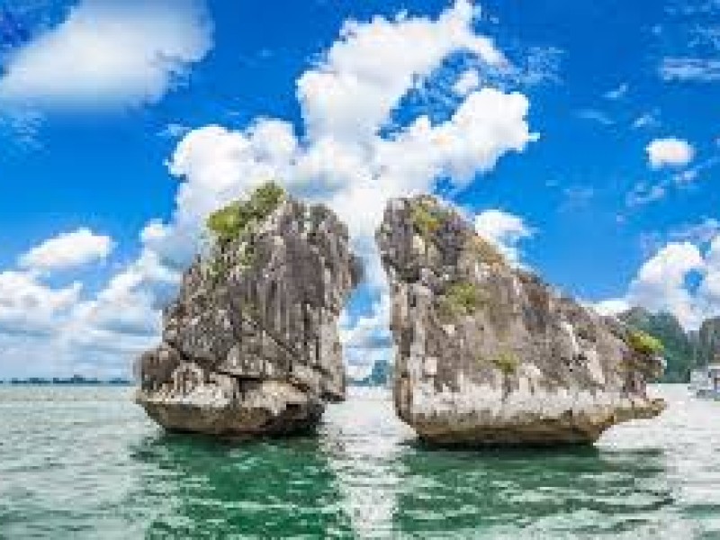 Hòn Trống Mái - Kỳ quan tự nhiên tại Vịnh Hạ Long Hai khối đá lớn hình gà trống và yên trên mặt nước xanh tại Vịnh Hạ Long