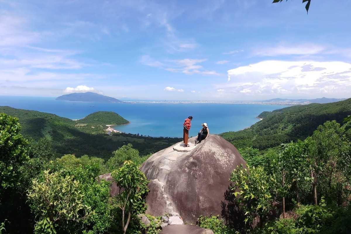 Hai Van Pass Vietnam Cu Rua Rock panoramic sea view Hai Van Pass Vietnam features Cu Rua Rock viewpoint, travelers enjoying sweeping blue sea and lush green hills.