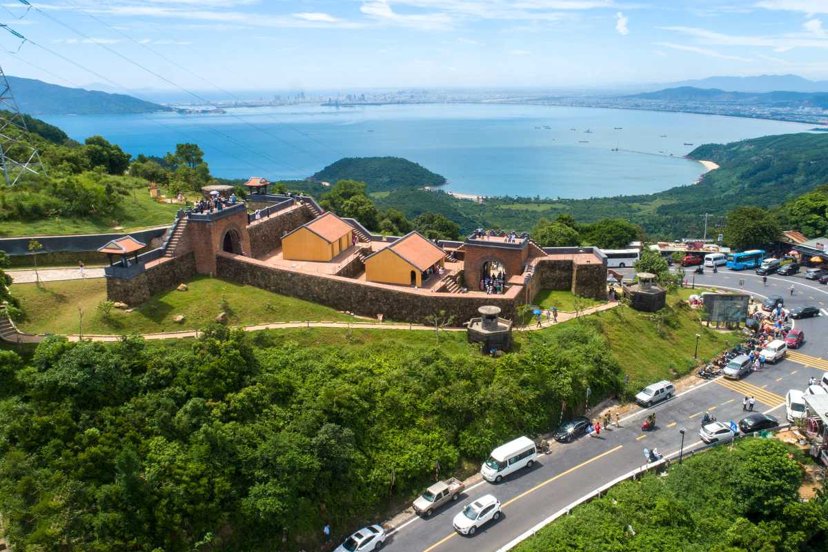 Hai Van Quan Gate overlooks Da Nang Bay and coastline Hai Van Quan Gate on Hai Van Pass offers stunning views of Da Nang Bay, coastline, and vibrant green hills.