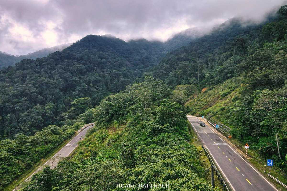 Cloudy forest views along Heaven Pass Fog-covered forest roads of Heaven Pass nestled in the Central Highlands of Vietnam.