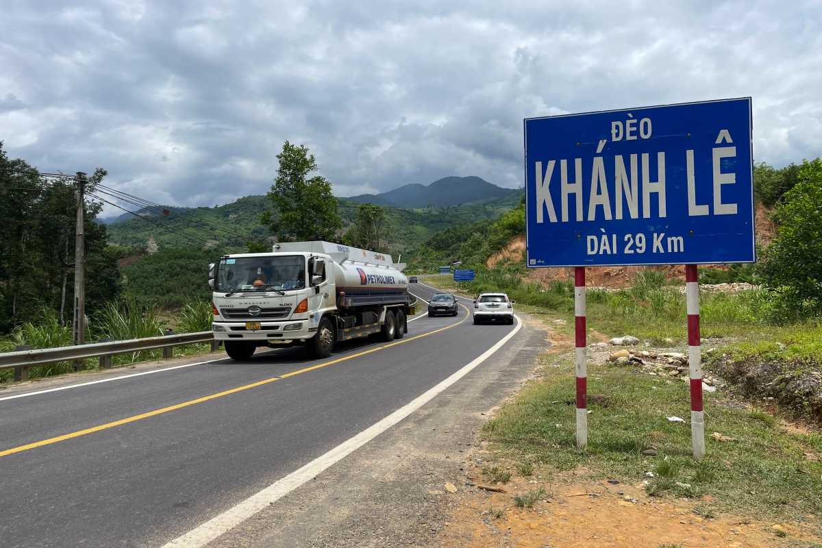 Khánh Lê Pass entry marker sign Blue road sign marking the 29-kilometer stretch of Khánh Lê Pass on Highway 27C.