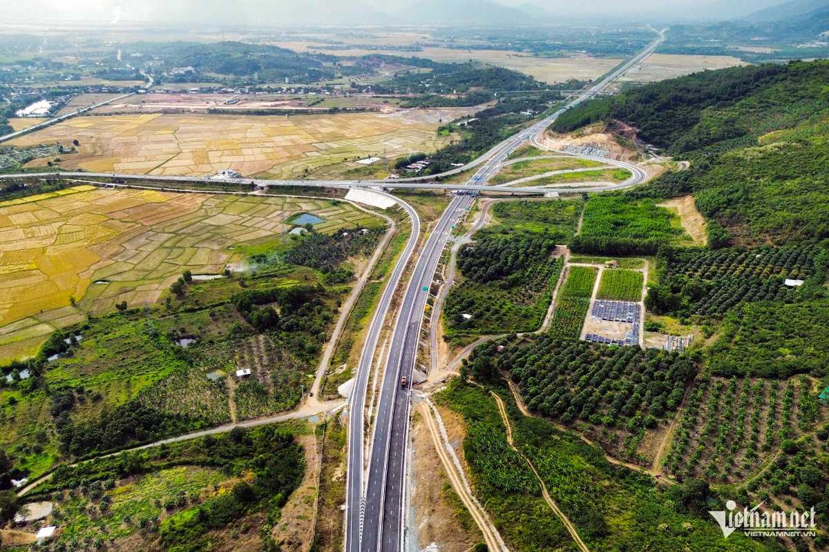 Highway access to Khanh Vinh Newly constructed highway leading to Khanh Vinh surrounded by farmland and forest zones
