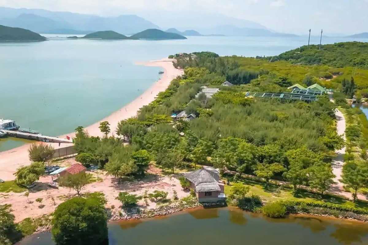 Lush Garden and Water Feature at Hoa Lan Stream Orchid Island Nha Trang Lush garden with vibrant flowers and water features at Hoa Lan Stream Orchid Island in Nha Trang.