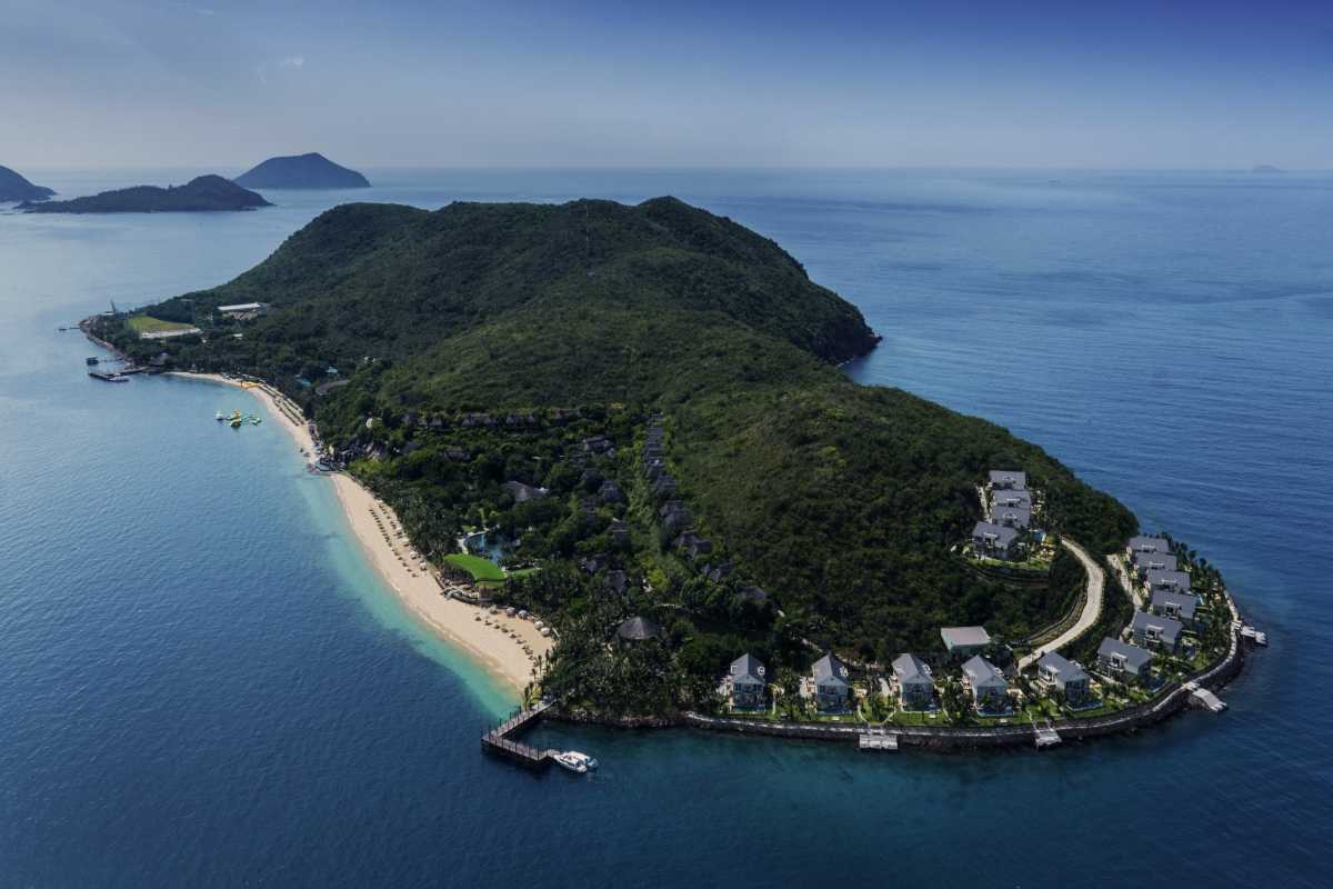 Aerial view of Hon Tam Island showing beachfront resorts, turquoise waters, and tropical greenery.