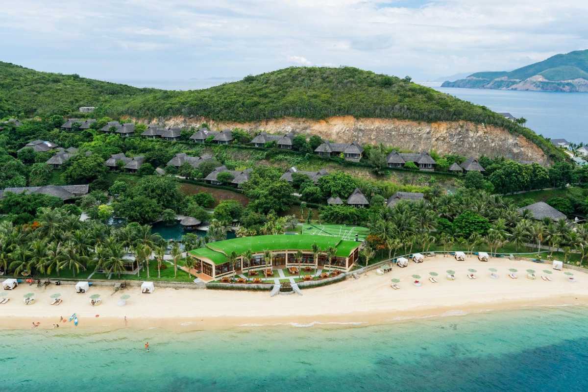 Hill villas and gardens on Hon Tam Island Hillside villas surrounded by dense greenery and tropical gardens on Hon Tam Island's upper slopes.