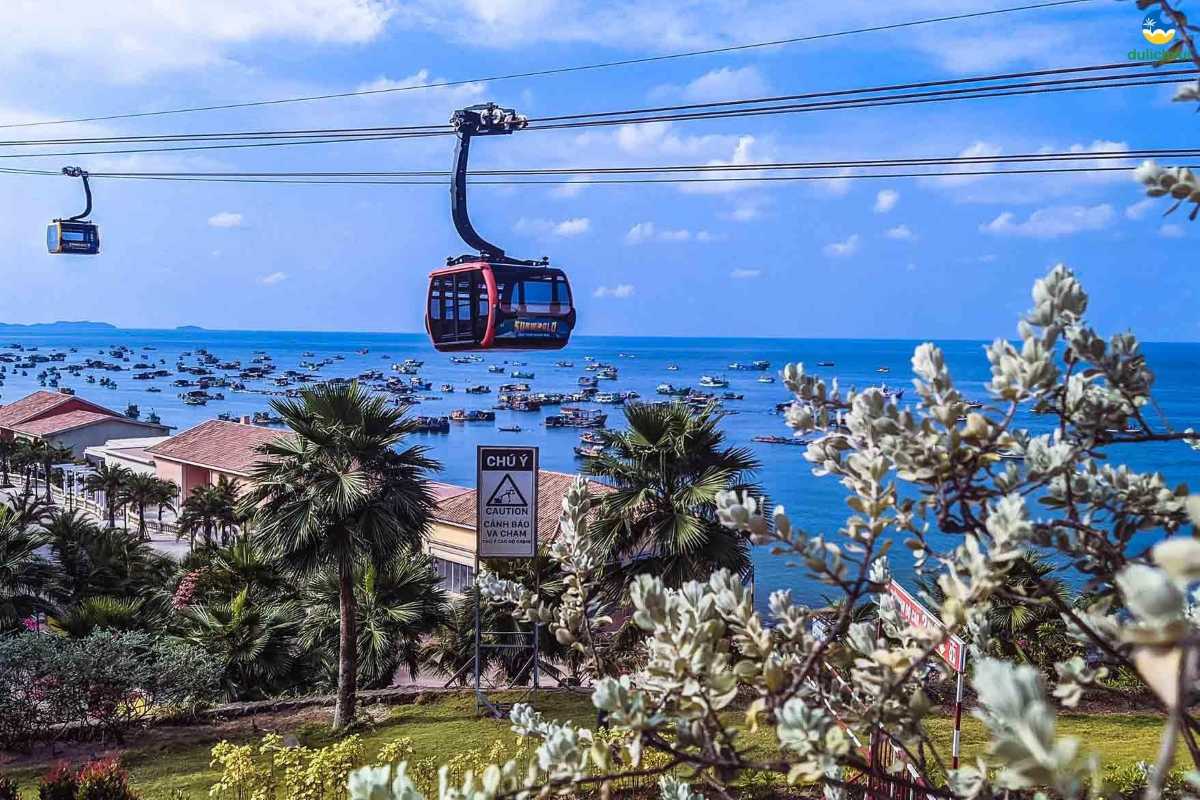 Hon Thom Cable Car Yellow Cabin at Station Yellow cable car cabin at Hon Thom Cable Car Station with passengers boarding
