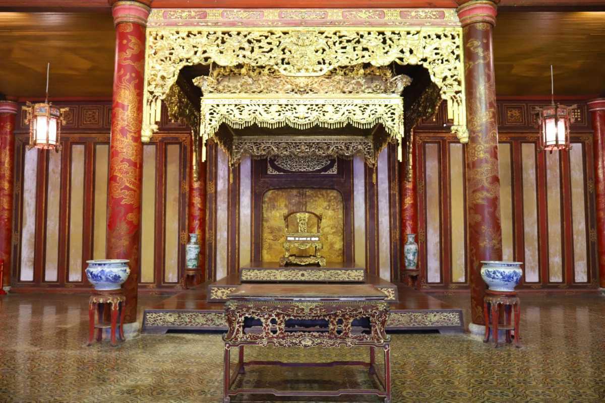 Golden throne of Nguyen Dynasty at Hue Museum of Royal Antiquities Golden throne and regal canopy of the Nguyen Dynasty displayed at Hue Museum of Royal Antiquities in Long An Palace