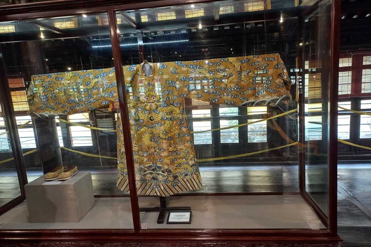 Yellow ceremonial robe at Hue Museum of Royal Antiquities Yellow ceremonial robe with blue and gold embroidery from the Nguyen Dynasty, displayed at Hue Museum of Royal Antiquities