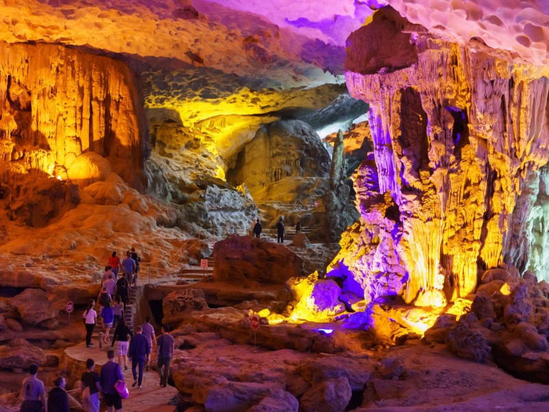 Khám phá vẻ đẹp kỳ vĩ của Hang Sửng Sốt trong vịnh Hạ Long Du khách tham quan Hang Sửng Sốt, một trong những hang động lớn và đẹp nhất tại vịnh Hạ Long.