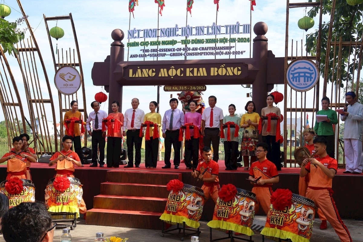 Opening ceremony at Kim Bong Carpentry Village showcasing local artisans and officials at a traditional green event.