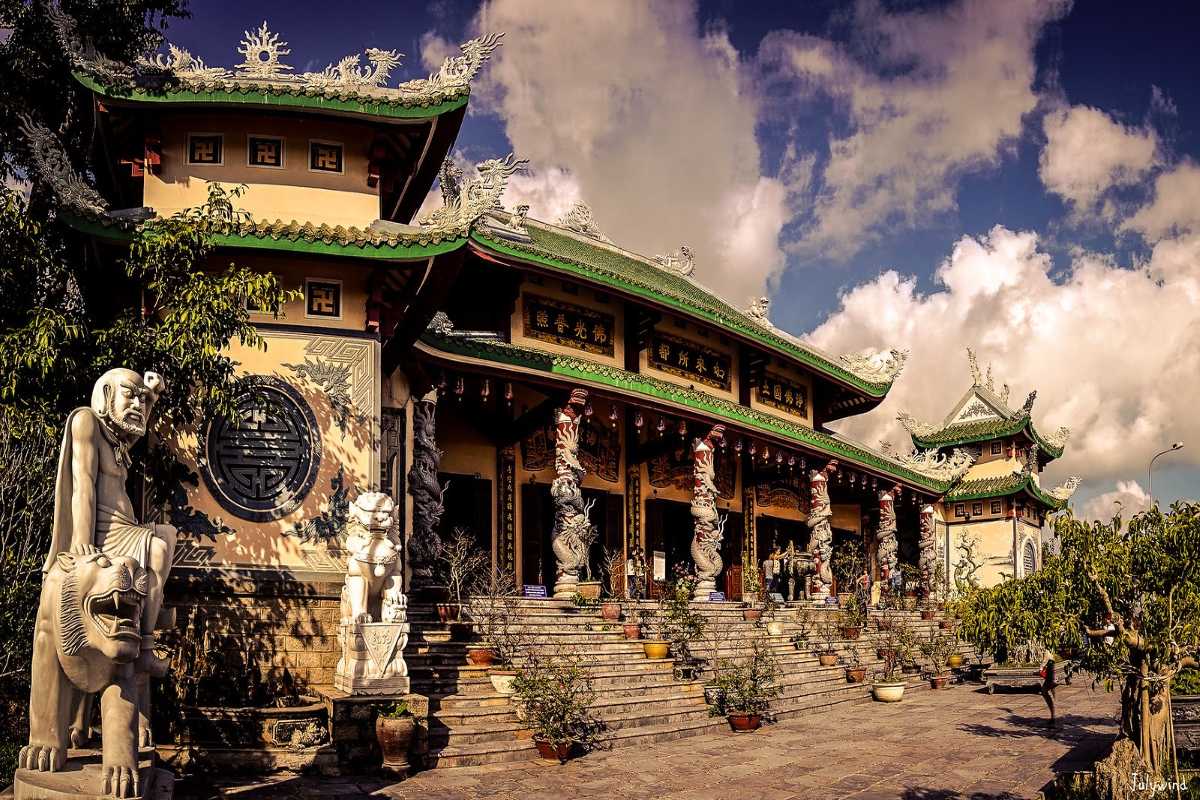 Linh Ung Pagoda Da Nang traditional main temple and dragon pillars Linh Ung Pagoda Da Nang displays traditional temple architecture, intricate dragon pillars, and spiritual statues at its main entrance.