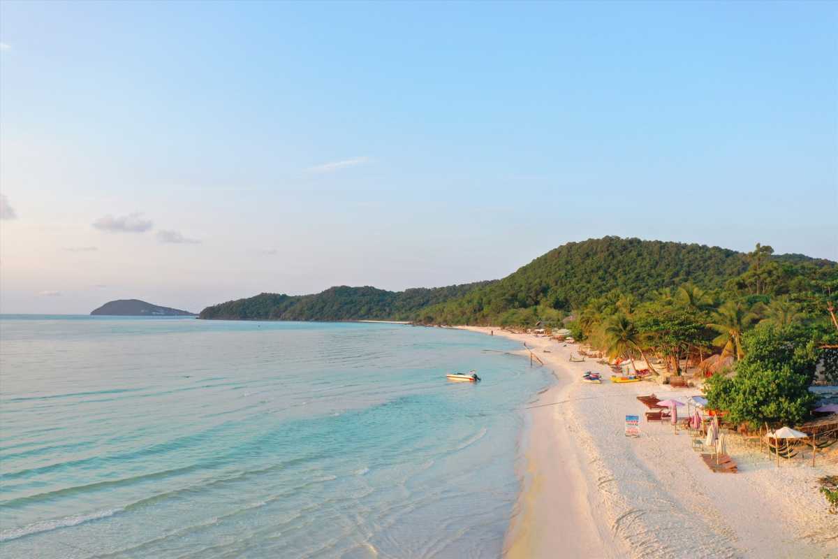 Long Beach (Bãi Dài) Phu Quoc - Sunset Beach View The view of Long Beach Phu Quoc during sunset, with soft sand