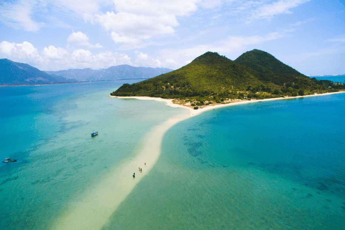 Luxury resort beachfront in Nha Trang Bay Luxury resort with beachfront access and multiple pools in Nha Trang Bay