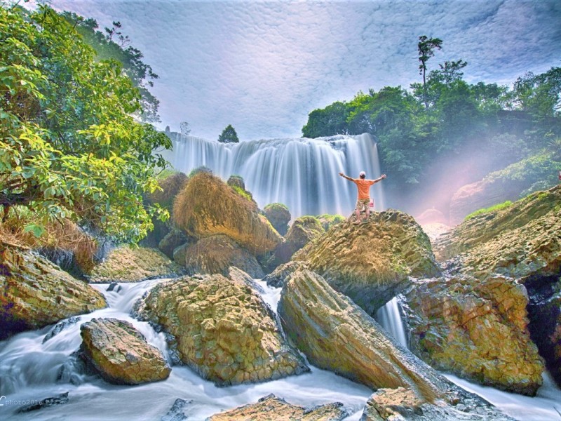 A stunning view of the Elephant Waterfall in Da Lat, showcasing its natural beauty and grandeur.