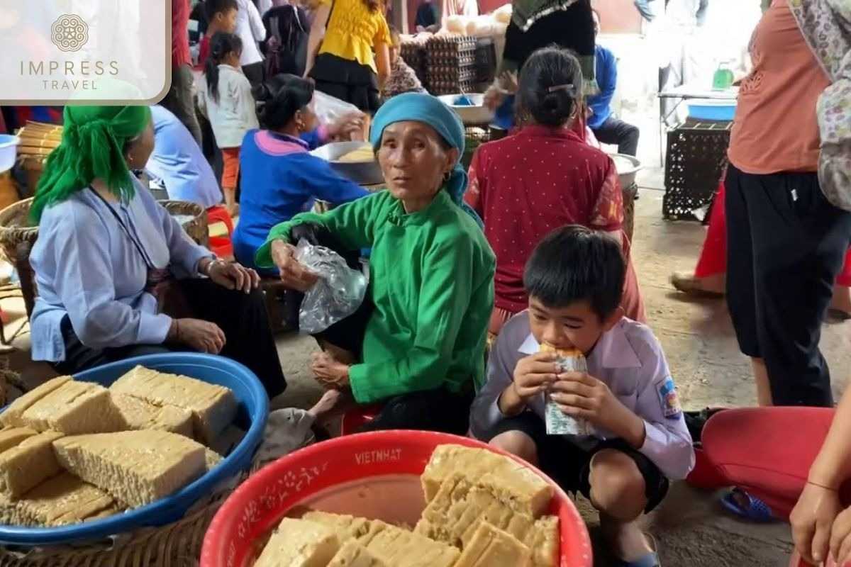 Muong Hum Market Sapa tofu vendors and local snacks Muong Hum Market Sapa features local tofu vendors and shoppers enjoying traditional snacks in the market’s food area.