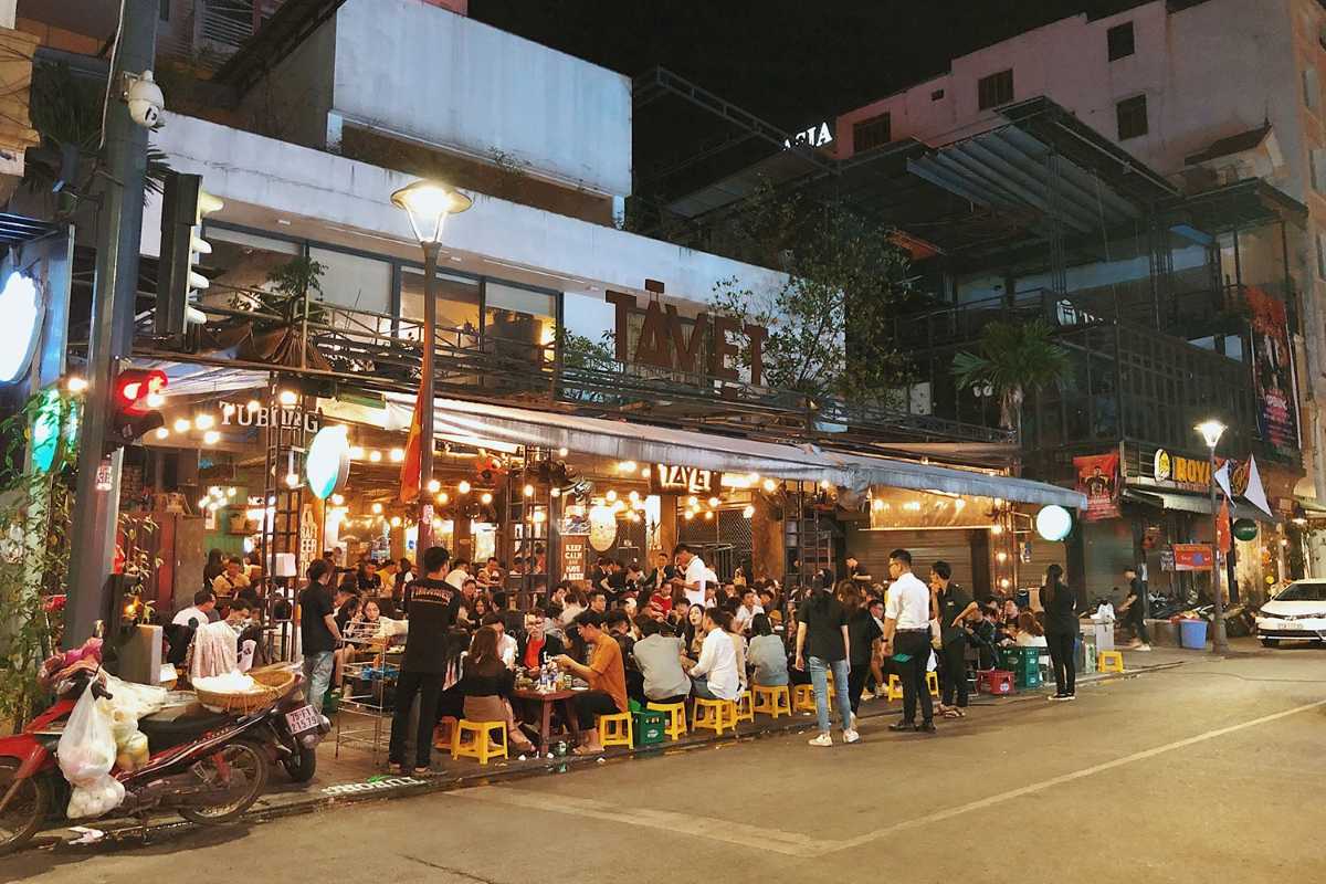 Crowds Enjoying Music Performance on Nguyen Dinh Chieu Street Live music event drawing large crowds on Nguyen Dinh Chieu Walking Street at night
