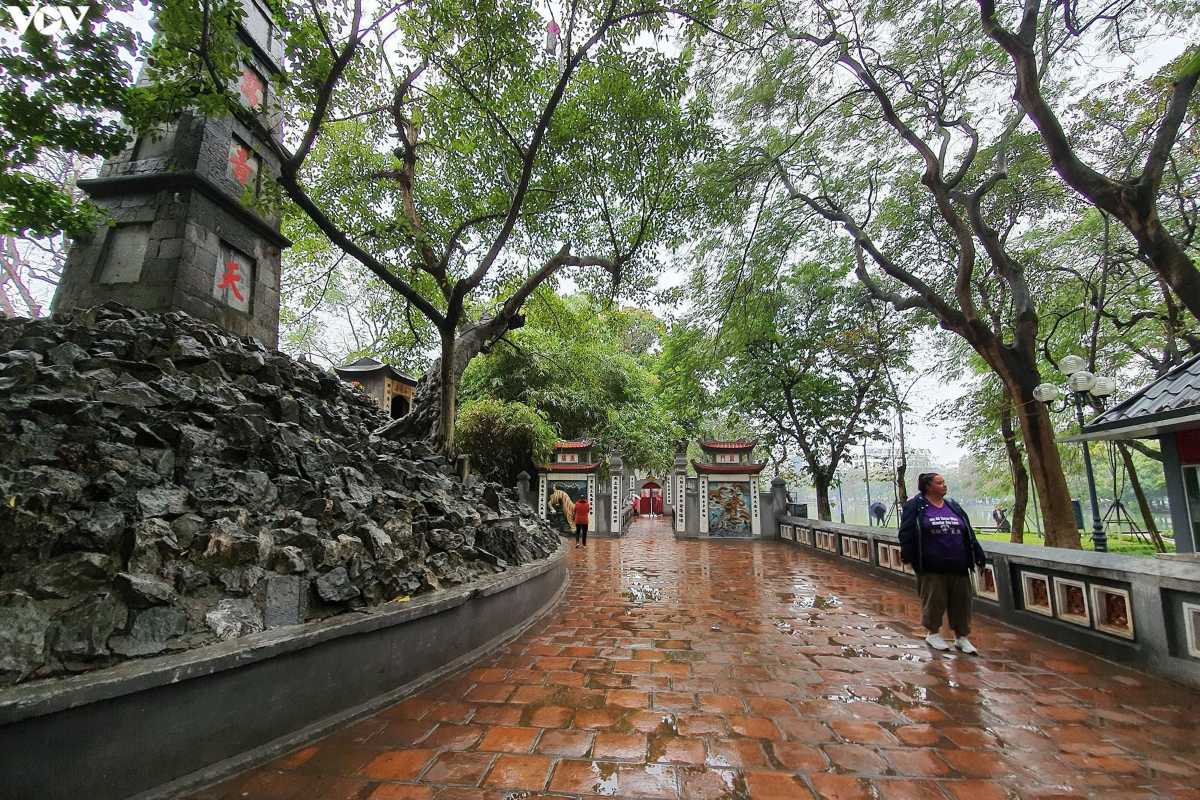 Ngoc Son Temple red bridge with tourists Crowded red wooden bridge leading to Ngoc Son Temple across Hoan Kiem Lake